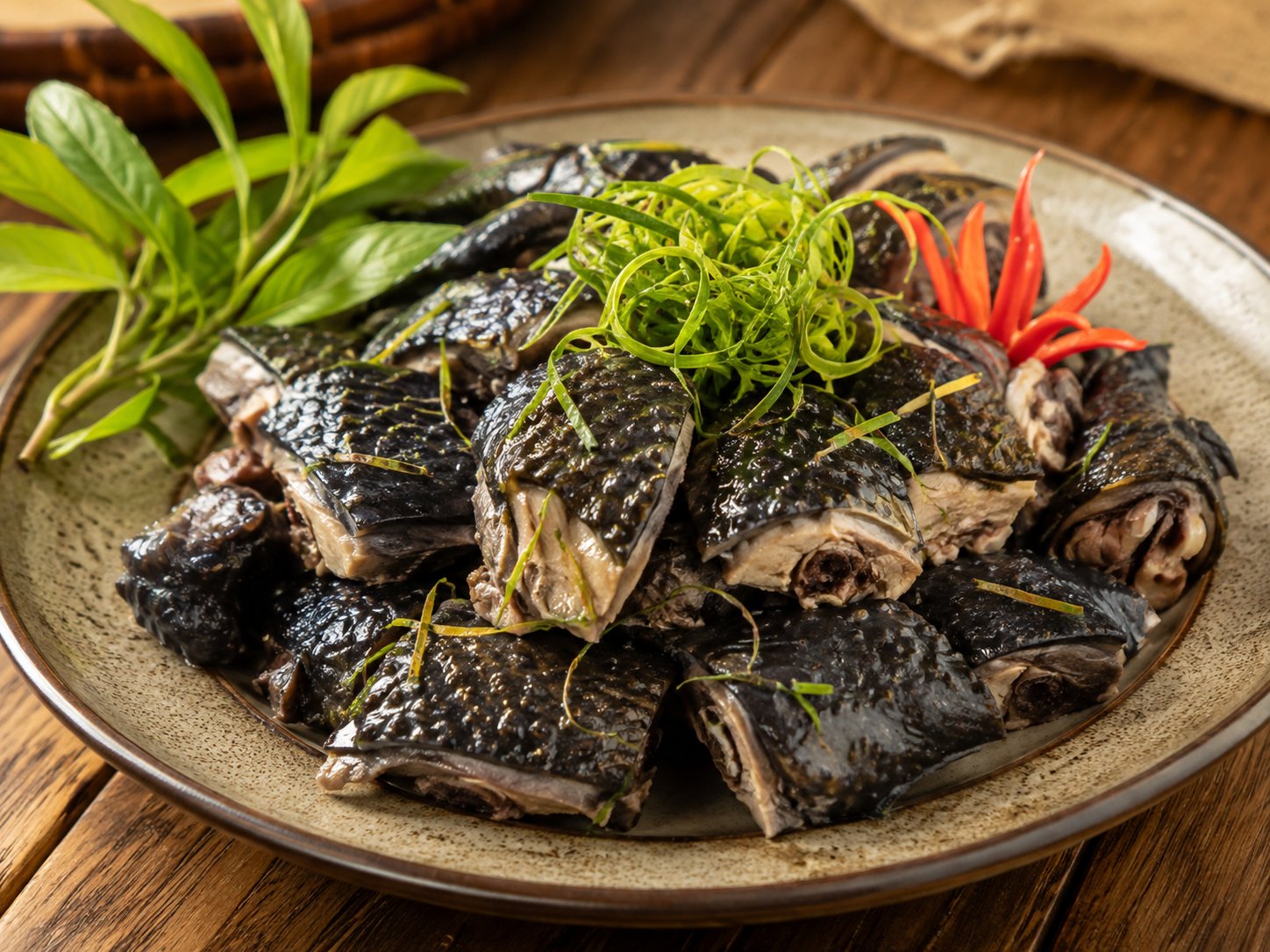 Gà đen hấp lá chanh