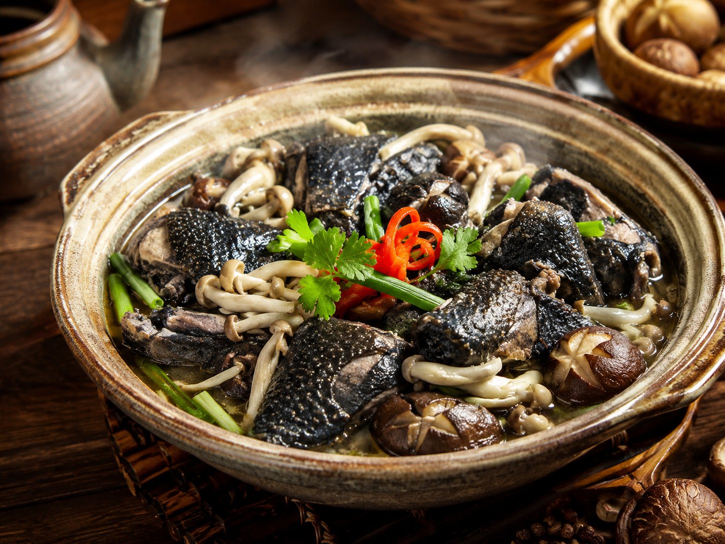 Gà đen hấp nấm